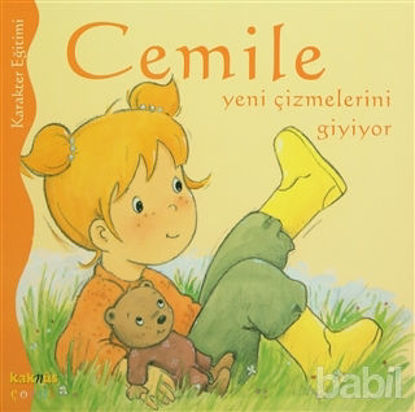 Picture of Cemile Yeni Çizmelerini Giyiyor